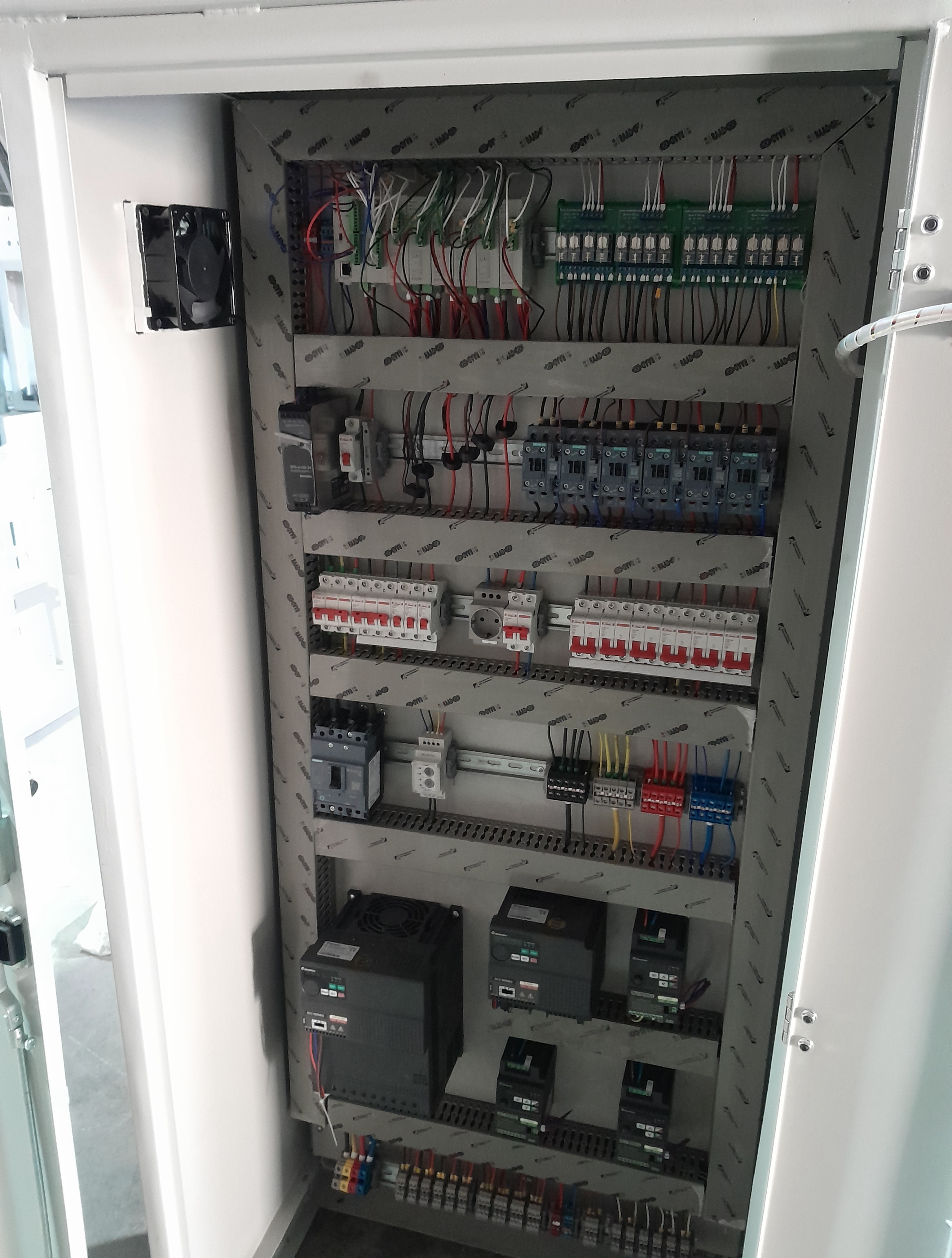 خدمات تابلو برق و اتوماسیون صنعتی